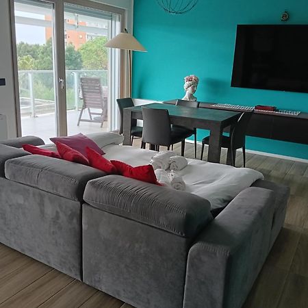 Kind Park - Sleek Apartment With Terrace & Parking Bari Buitenkant foto