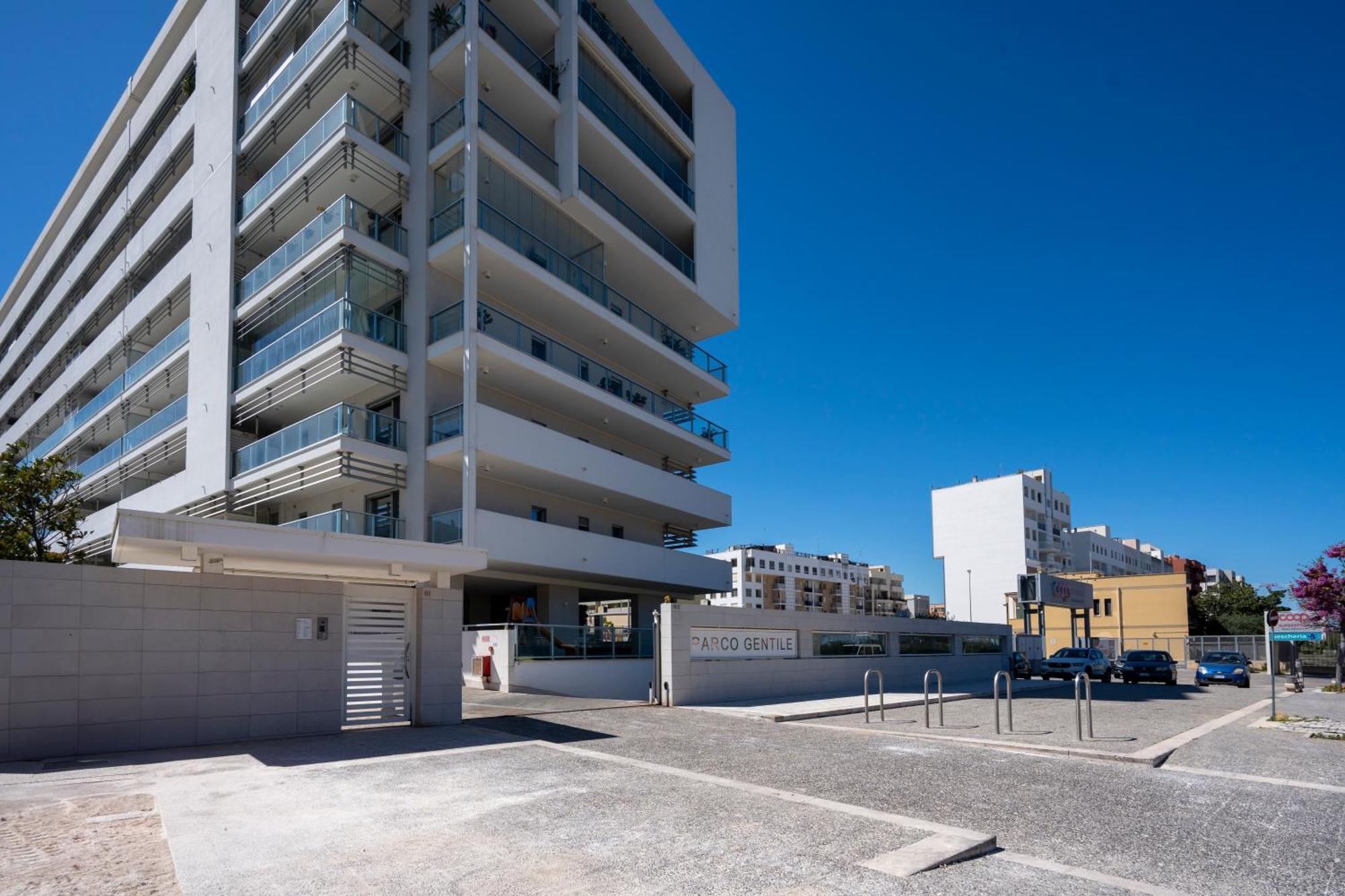 Kind Park - Sleek Apartment With Terrace & Parking Bari Buitenkant foto